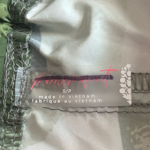 Free People FP Movement Stadium Printed Track Pants Green Camo NWOT SMALL - Picture 15 of 16